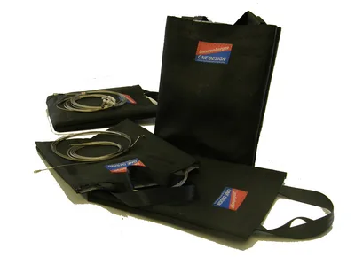 Schwarze Rigging-Taschen mit Landenberger-OneDesign-Etikett, teils mit aufgerollten Drahtseilen